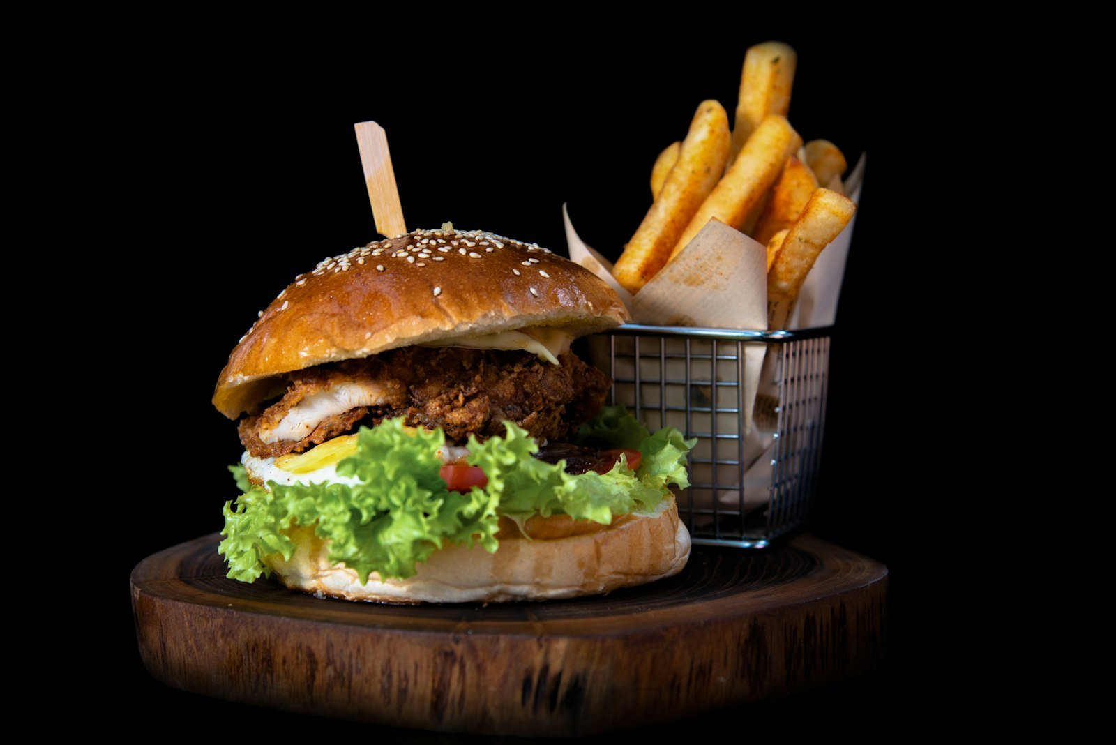 Un burger et ses frites fraîches