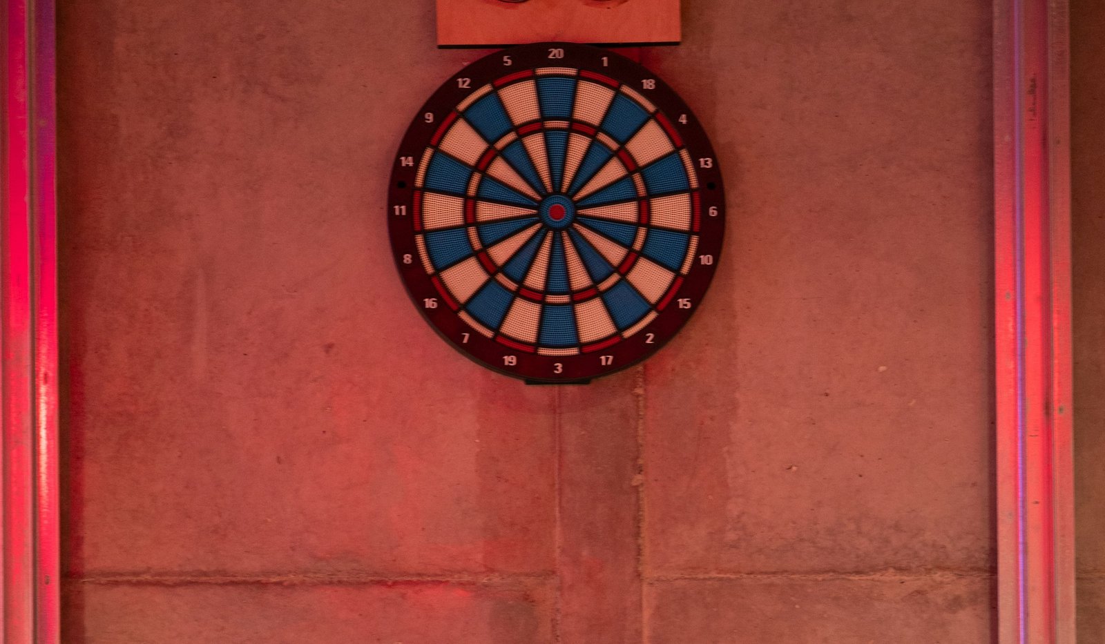 Une cible de fléchettes au mur du pub