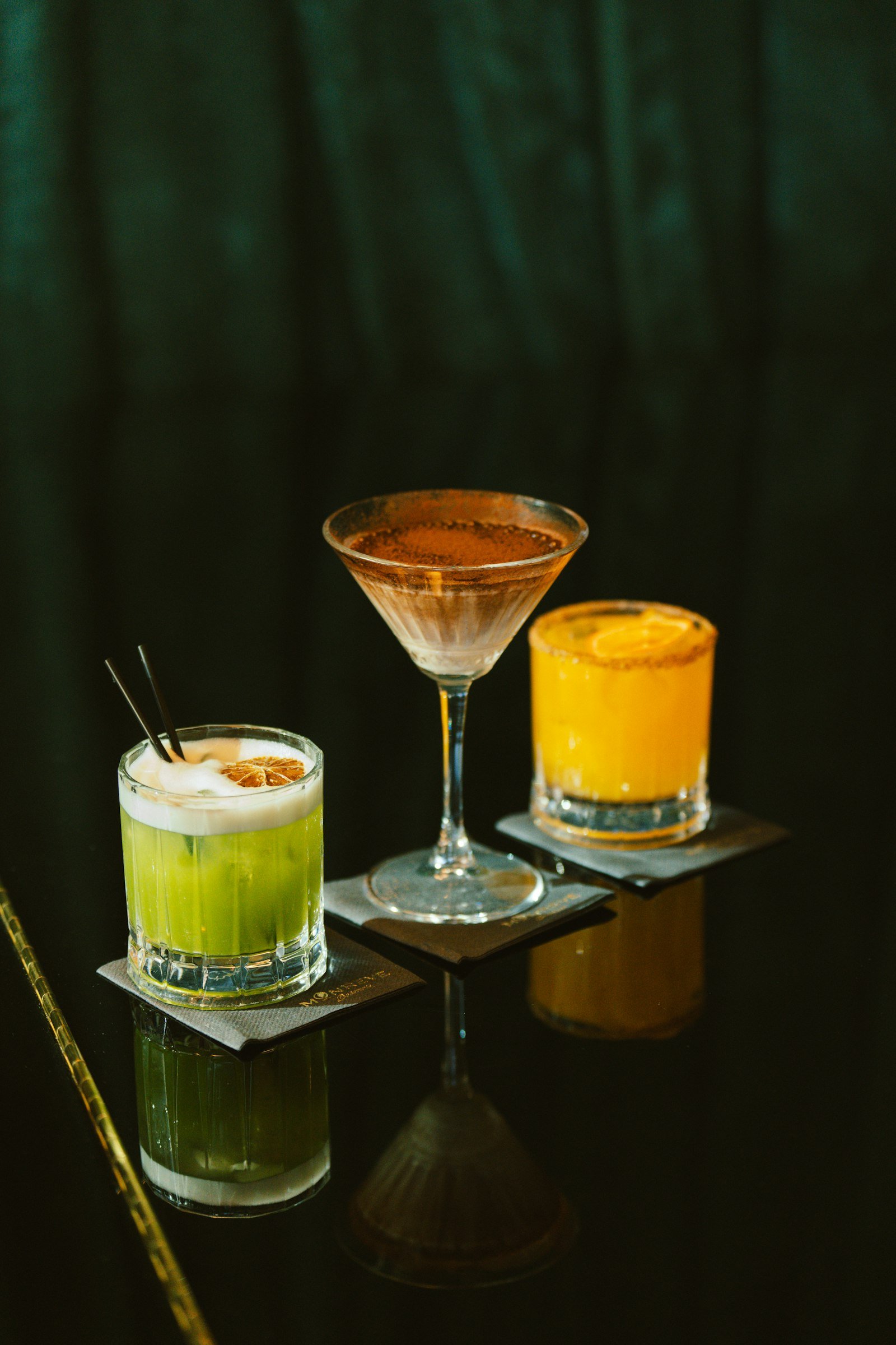 Trois cocktails posés sur le comptoir