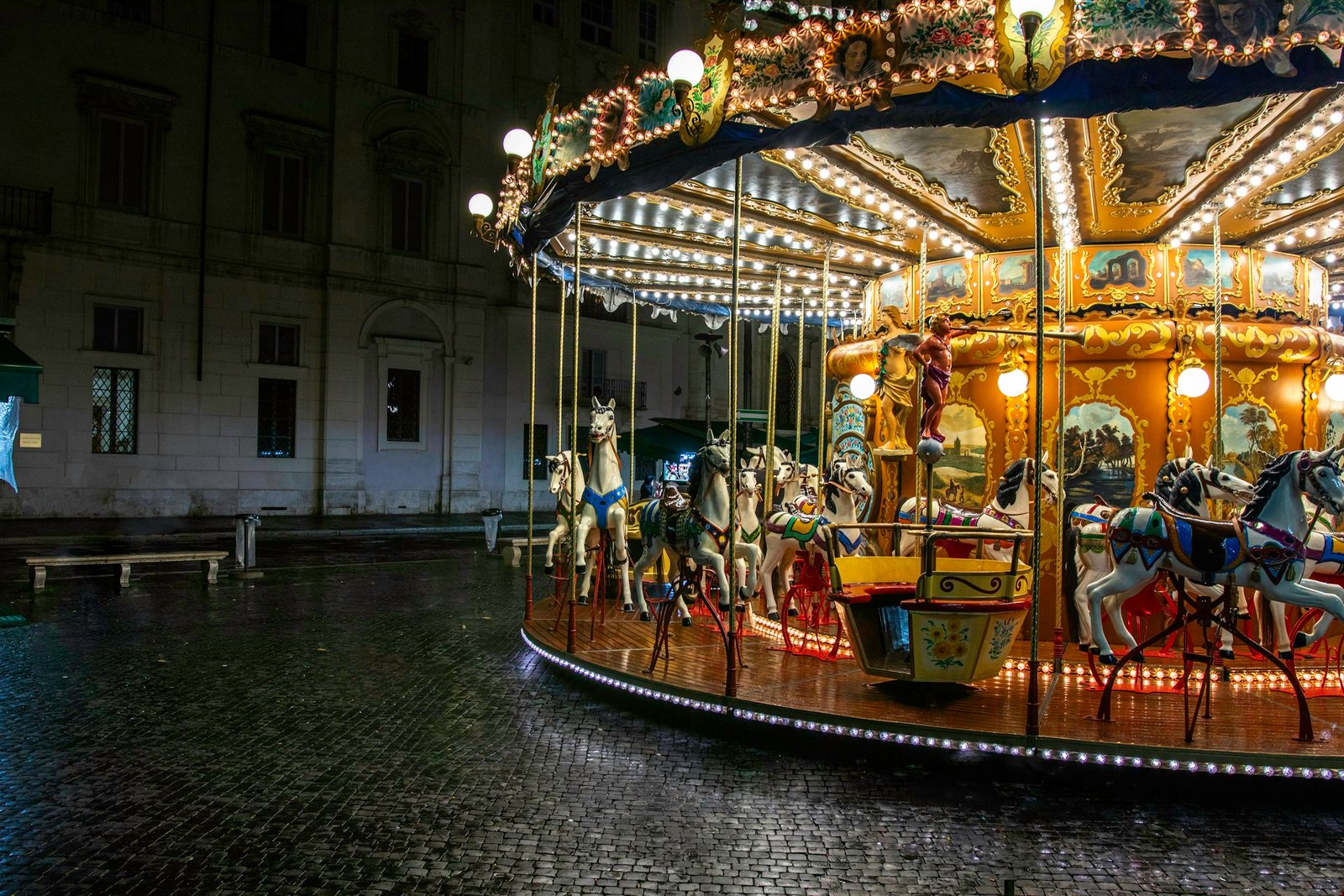Un manège de chevaux de bois illuminé la nuit
