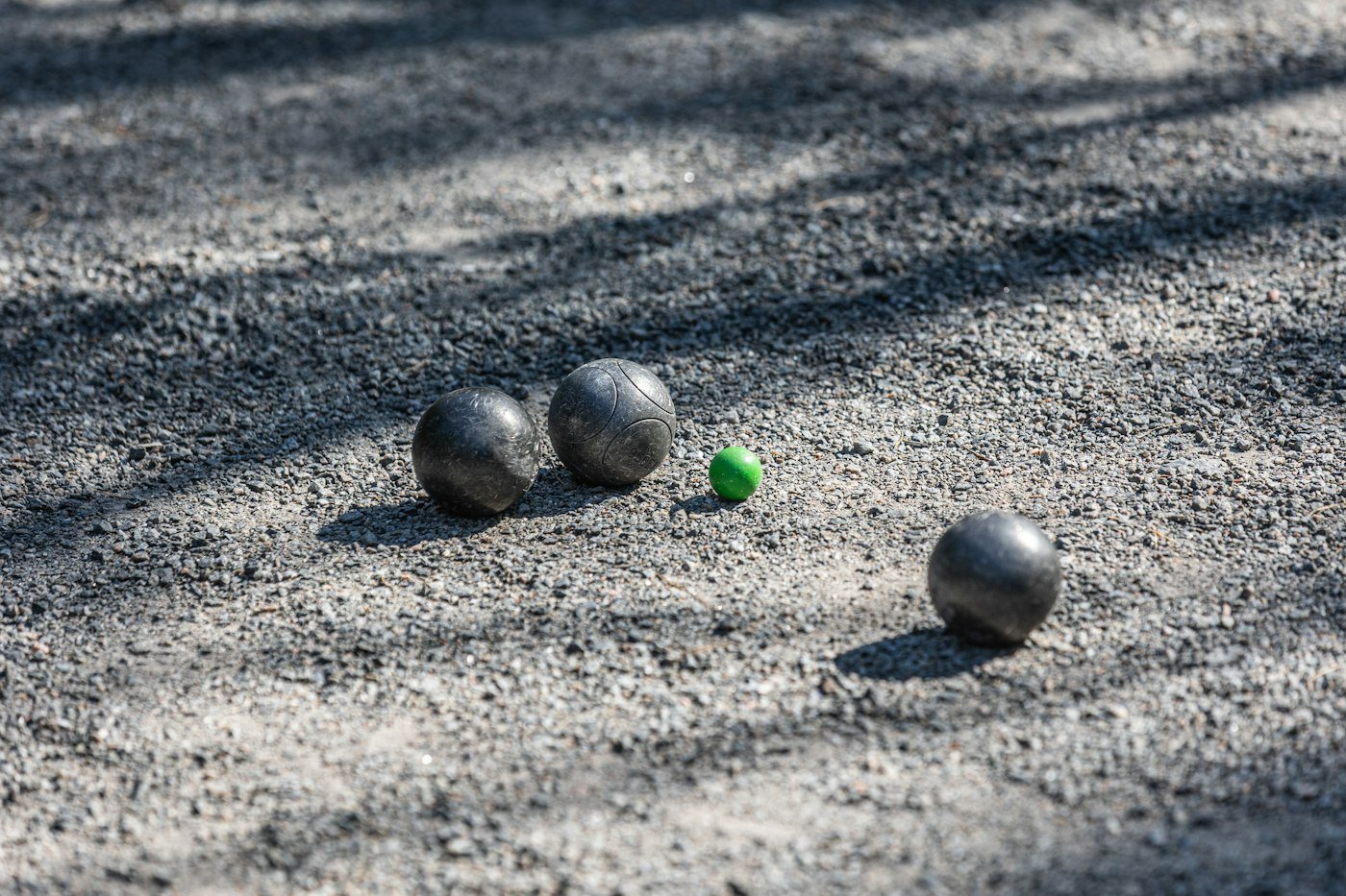 Boules de pétanque et cochonnet sur le gravier
