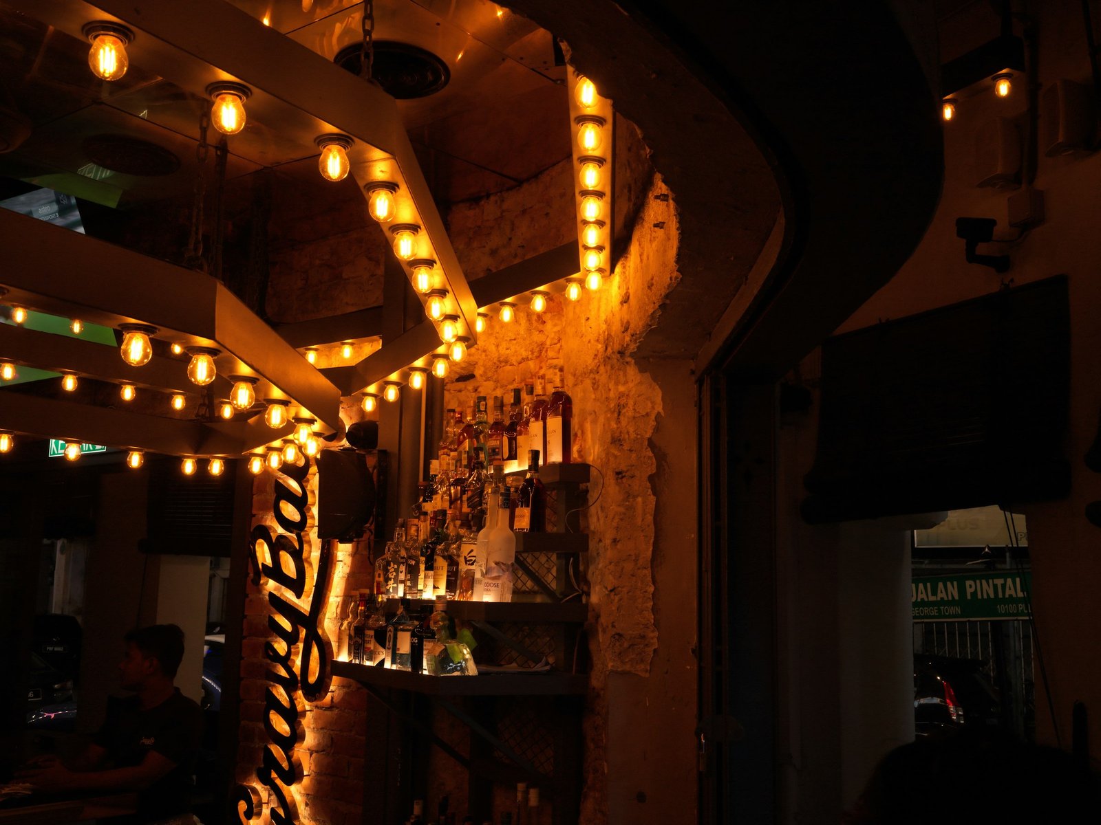 Une salle de pub éclairée de guirlandes lumineuses